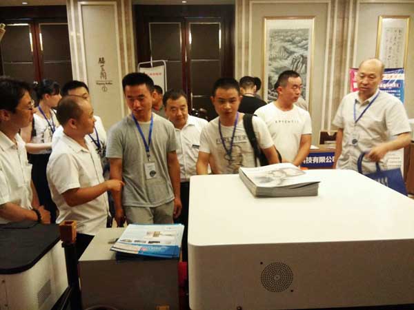 直讀光譜儀產(chǎn)品一出場就吸引了眾多鑄造行業(yè)專家的目光。