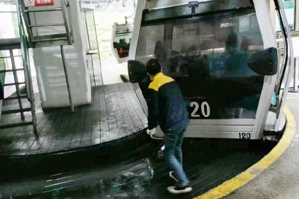 索道的美景蒙上白霧，工作人員不斷清理